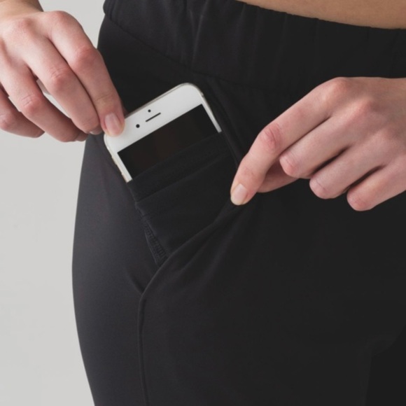 Lululemon On The Fly 7/8 Pant (28"‎ Inseam), Black - Picture 3 of 8